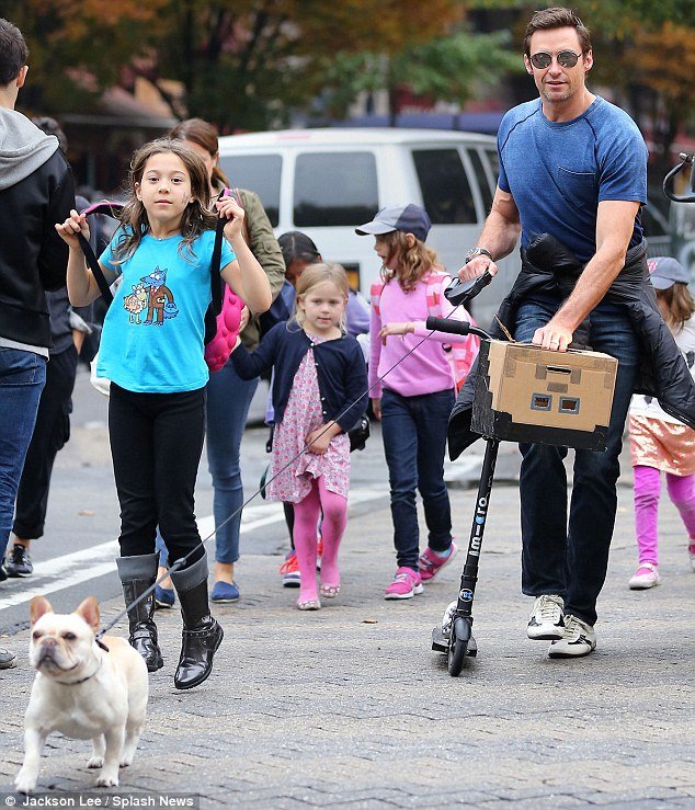 Ο πιο σέξι σταρ στον κόσμο κυκλοφορεί με χαρτόνι στο κεφάλι [εικόνες] | iefimerida.gr 3