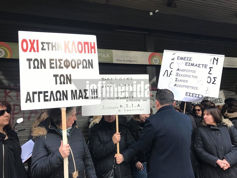 Με μαύρες σημαίες, πανό και πλακάτ στα χέρια οι σύζυγοι θανόντων κινούνται μέσω της οδού Σταδίου προς τη Βουλή