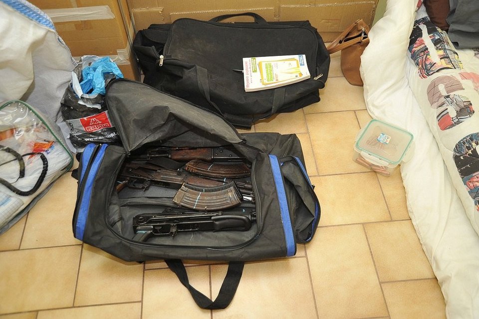 Ξηρός: Ρουκέτες, εκρηκτικά, καλάσνικοφ και στόχος οι φυλακές Κορυδαλλού [εικόνες] | iefimerida.gr 1