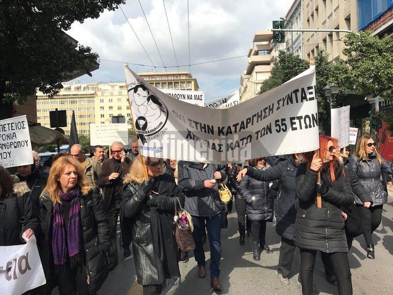 Στο πλευρό των διαδηλωτών του Συλλόγου ΑΞ.Ι.Α που βρίσκονται έξω από το υπουργείο Εργασίας από την περασμένη Δευτέρα βρέθηκαν σύλλογοι αποστράτων και σωμάτων ασφαλείας καθώς και η ΓΕΝΟΠ ΔΕΗ