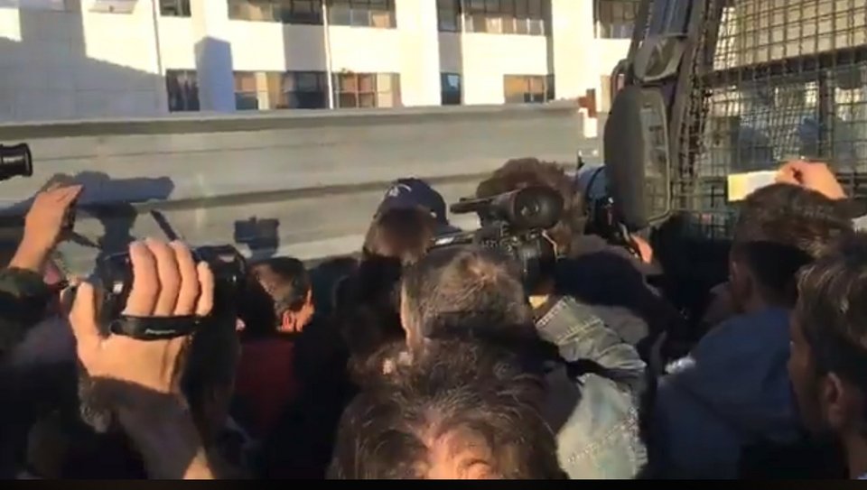 Ενταση στο Ειρηνοδικείο για τους πλειστηριασμούς- Μπλόκο της ΕΛ.ΑΣ. στους «Δεν Πληρώνω» [εικόνες & βίντεο]  | iefimerida.gr 2