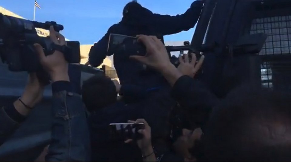 Ενταση στο Ειρηνοδικείο για τους πλειστηριασμούς- Μπλόκο της ΕΛ.ΑΣ. στους «Δεν Πληρώνω» [εικόνες & βίντεο]  | iefimerida.gr 0