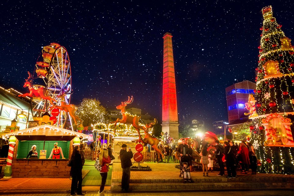 Christmas Factory στην Τεχνόπολη: Με σχολή μαγείας, παγοδρόμιο, καρουσέλ & ρόδα 20 μέτρων [βίντεο]  | iefimerida.gr 2