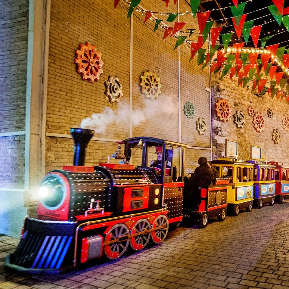 Christmas Factory στην Τεχνόπολη: Με σχολή μαγείας, παγοδρόμιο, καρουσέλ & ρόδα 20 μέτρων [βίντεο]  | iefimerida.gr 1