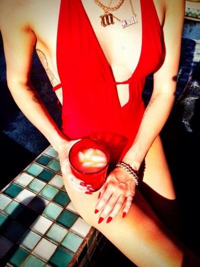 Με μαγιό στο Λος Αντζελες η Μάιλι Σάιρους: Αντιγράφει το λουκ της Καρντάσιαν [εικόνα] | iefimerida.gr 0