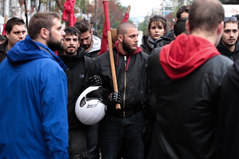Επεισόδια και μολότοφ στα Εξάρχεια μετά την πορεία για το Πολυτεχνείο [εικόνες & βίντεο]  | iefimerida.gr 30