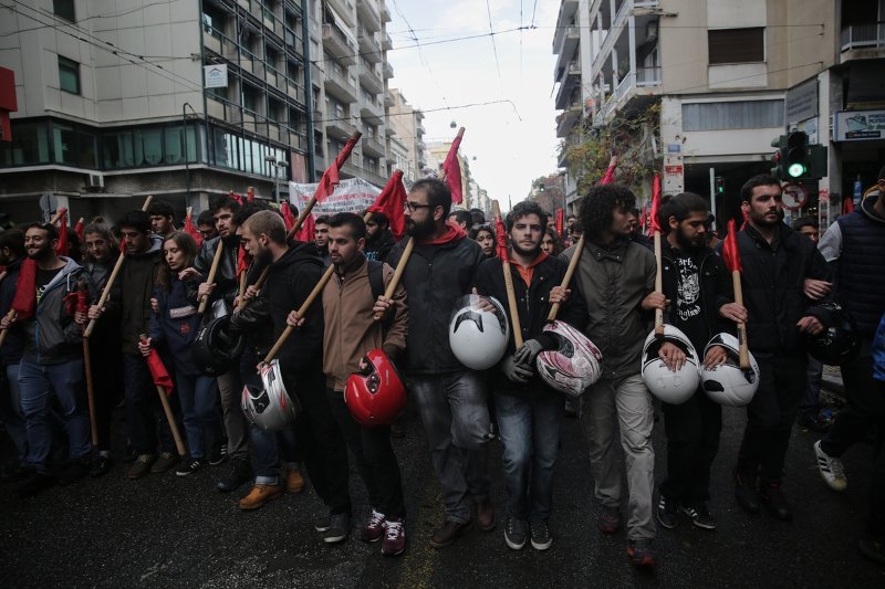 Επεισόδια και μολότοφ στα Εξάρχεια μετά την πορεία για το Πολυτεχνείο [εικόνες & βίντεο]  | iefimerida.gr 32