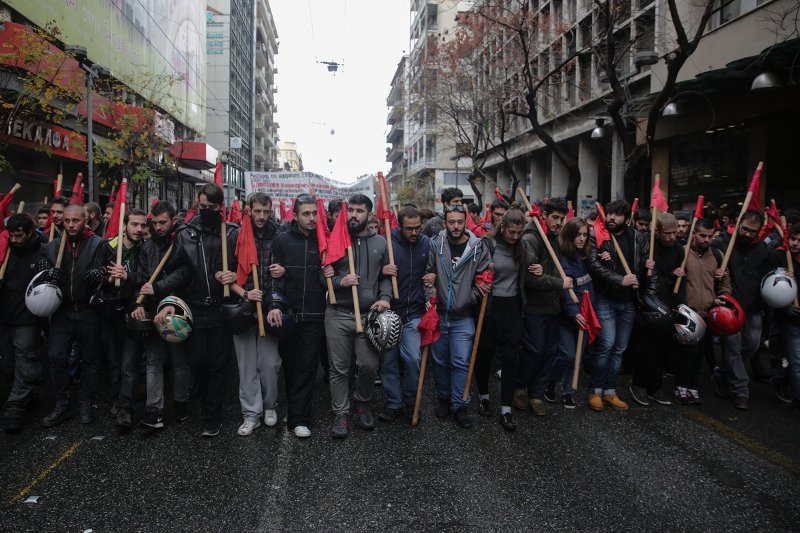 Επεισόδια και μολότοφ στα Εξάρχεια μετά την πορεία για το Πολυτεχνείο [εικόνες & βίντεο]  | iefimerida.gr 33