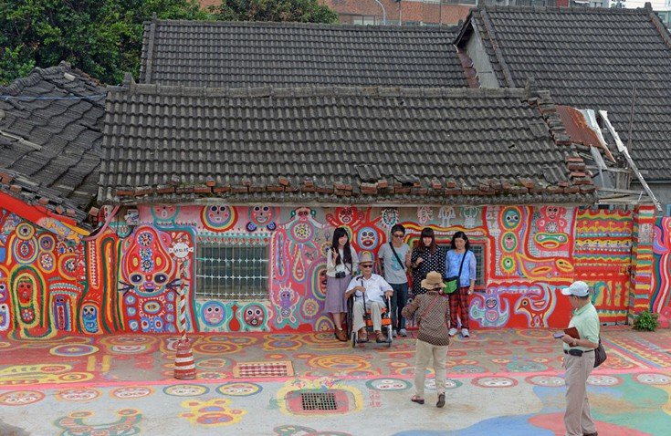 Πώς ένας 93χρονος έσωσε μια παραγκούπολη από τις μπουλντόζες ζωγραφίζοντάς την [εικόνες]  | iefimerida.gr 1