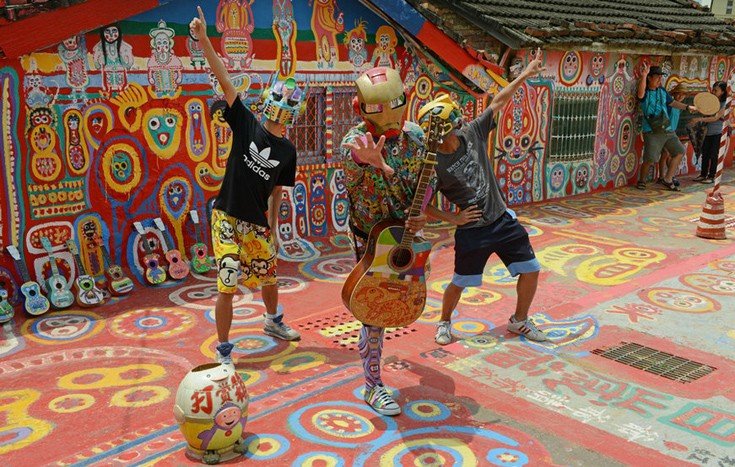 Πώς ένας 93χρονος έσωσε μια παραγκούπολη από τις μπουλντόζες ζωγραφίζοντάς την [εικόνες]  | iefimerida.gr 2