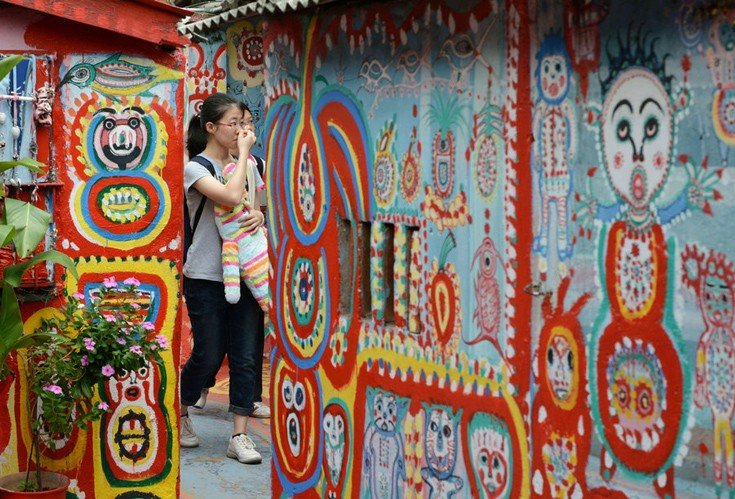 Πώς ένας 93χρονος έσωσε μια παραγκούπολη από τις μπουλντόζες ζωγραφίζοντάς την [εικόνες]  | iefimerida.gr 3