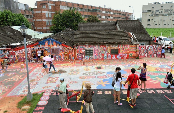 Πώς ένας 93χρονος έσωσε μια παραγκούπολη από τις μπουλντόζες ζωγραφίζοντάς την [εικόνες]  | iefimerida.gr 4