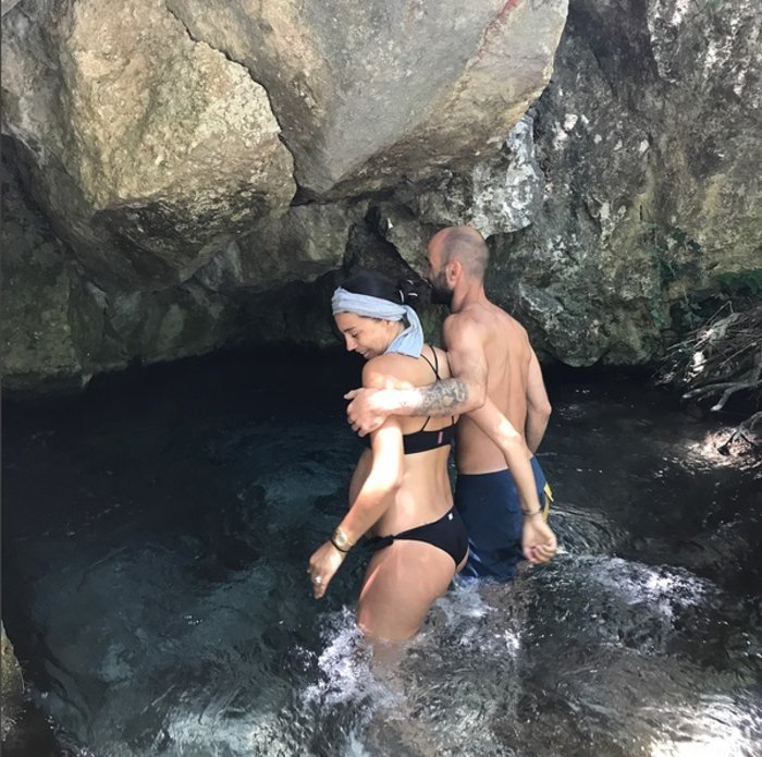 Η έγκυος Ολυμπία Χοψονίδου βουτά στον Αχέροντα και ποζάρει μαζί με τον Σπανούλη [εικόνες] | iefimerida.gr 0