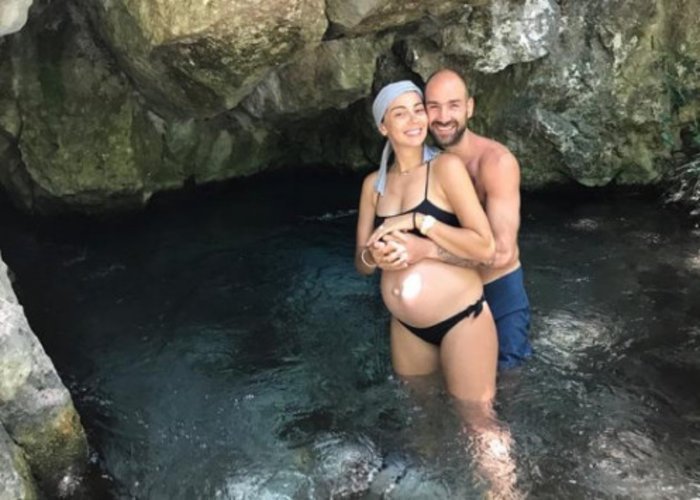 Η έγκυος Ολυμπία Χοψονίδου βουτά στον Αχέροντα και ποζάρει μαζί με τον Σπανούλη [εικόνες] | iefimerida.gr 1