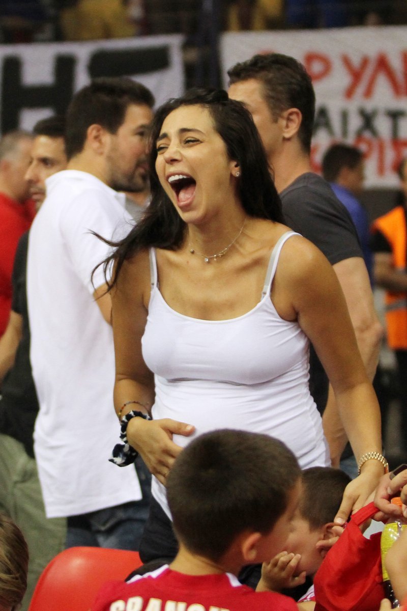 Ετοιμόγεννη η Χοψονίδου φώναζε υπέρ του Ολυμπιακού και του άντρα της [εικόνες]  | iefimerida.gr 1