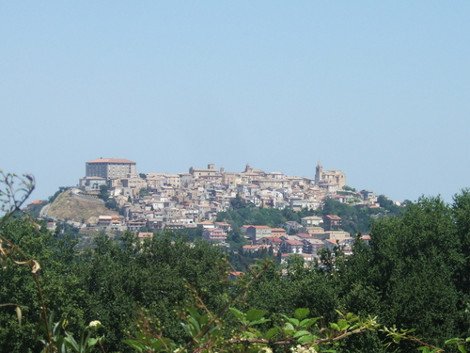 12 παραμυθένια χωριά, «στεφάνια» στις κορυφές ψηλών λόφων [εικόνες] | iefimerida.gr 0