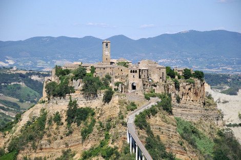 12 παραμυθένια χωριά, «στεφάνια» στις κορυφές ψηλών λόφων [εικόνες] | iefimerida.gr 9