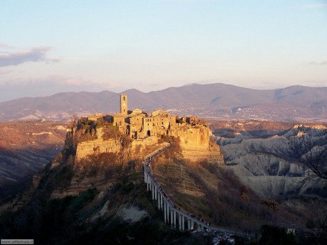 12 παραμυθένια χωριά, «στεφάνια» στις κορυφές ψηλών λόφων [εικόνες] | iefimerida.gr 10