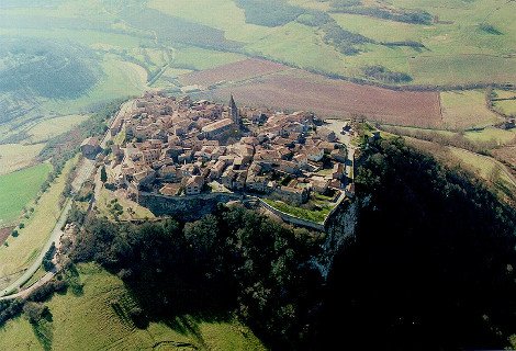 12 παραμυθένια χωριά, «στεφάνια» στις κορυφές ψηλών λόφων [εικόνες] | iefimerida.gr 11