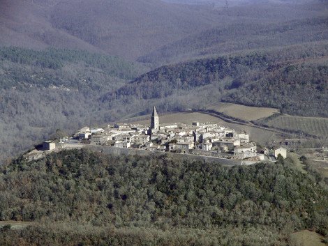 12 παραμυθένια χωριά, «στεφάνια» στις κορυφές ψηλών λόφων [εικόνες] | iefimerida.gr 12