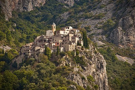 12 παραμυθένια χωριά, «στεφάνια» στις κορυφές ψηλών λόφων [εικόνες] | iefimerida.gr 17