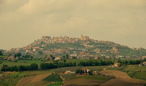 12 παραμυθένια χωριά, «στεφάνια» στις κορυφές ψηλών λόφων [εικόνες] | iefimerida.gr 1