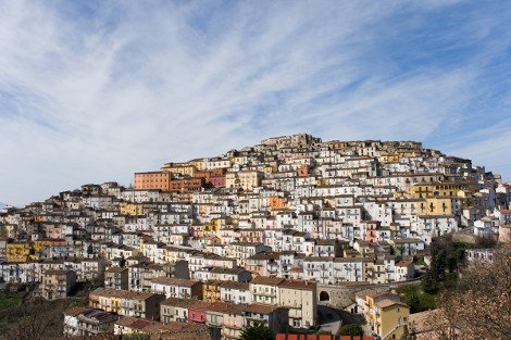 12 παραμυθένια χωριά, «στεφάνια» στις κορυφές ψηλών λόφων [εικόνες] | iefimerida.gr 24