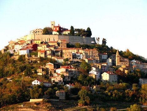 12 παραμυθένια χωριά, «στεφάνια» στις κορυφές ψηλών λόφων [εικόνες] | iefimerida.gr 25