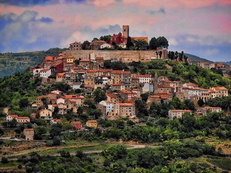 12 παραμυθένια χωριά, «στεφάνια» στις κορυφές ψηλών λόφων [εικόνες] | iefimerida.gr 26