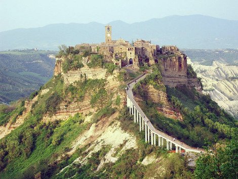 12 παραμυθένια χωριά, «στεφάνια» στις κορυφές ψηλών λόφων [εικόνες] | iefimerida.gr 8