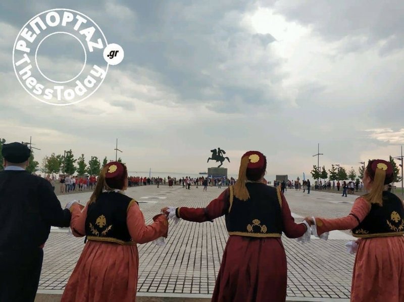 Θεσσαλονίκη: Με μουσική και χορό διαδήλωσαν για τη Μακεδονία [εικόνες & βίντεο] | iefimerida.gr 1