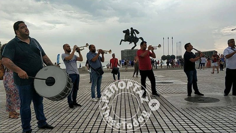 Θεσσαλονίκη: Με μουσική και χορό διαδήλωσαν για τη Μακεδονία [εικόνες & βίντεο] | iefimerida.gr 0