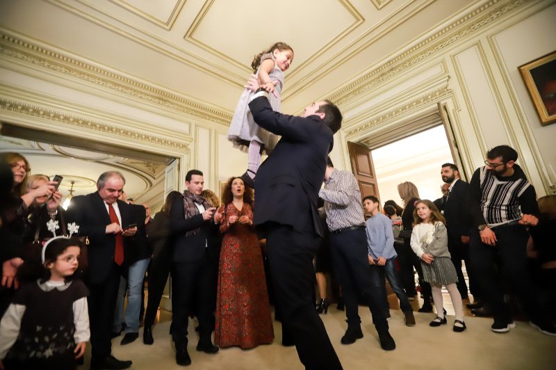 Η μικρή συνοδός του Αλέξη Τσίπρα έκλεψε την παράσταση με το κέφι της- φωτογραφία eyrokinissi