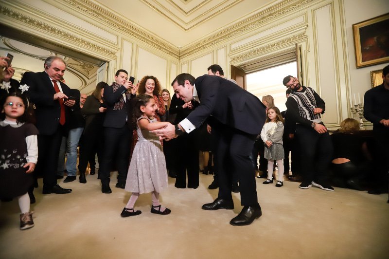 Η μικρή ντάμα του πρωθυπουργού έκλεψε τα φλάς των φωτογράφων- φωτογραφία eurokinissi