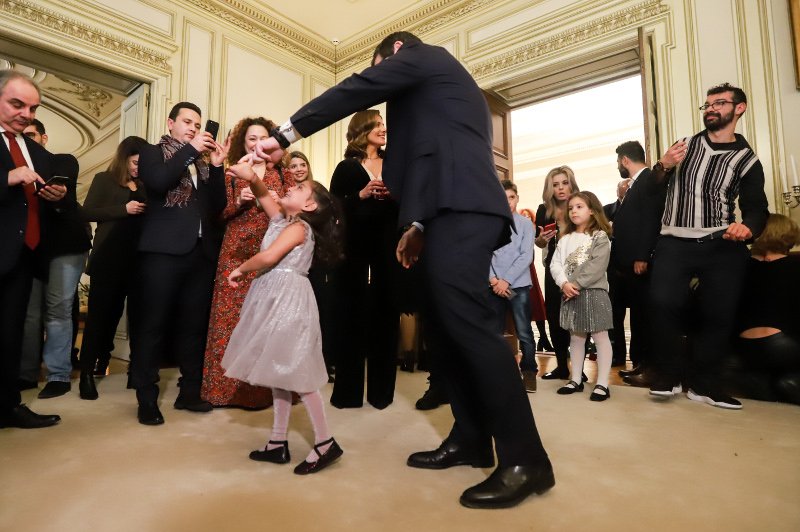 Ο απρόσμενος χορός του Τσίπρα στο Μαξίμου -Εκλεψε την παράσταση η ντάμα του [εικόνες] | iefimerida.gr 5