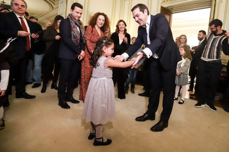 Η μικρή είχε κέφι για χορό και ο πρωθυπουργός δεν την χάλασε το χατίρι- φωτογραφία eyrokinissi