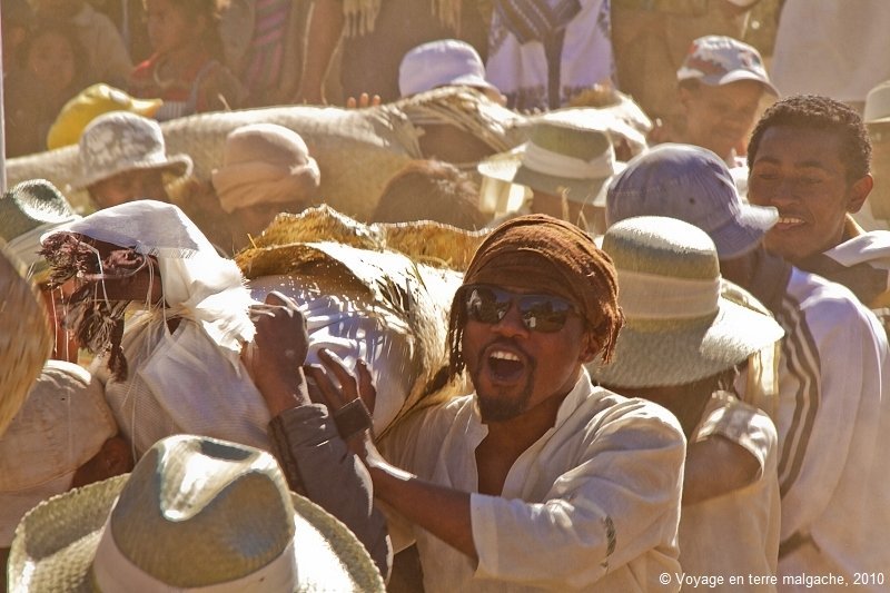 Τα πιο παράξενα έθιμα του κόσμου -Χορός με νεκρούς και απόδειξη ανδρισμού με πόνο [εικόνες] | iefimerida.gr 4