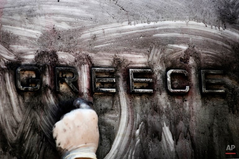 Η Ελλάδα στα χρόνια της διάσωσης: Η φτώχεια, τα συσσίτια και τα δακρυγόνα [εικόνες] | iefimerida.gr 1