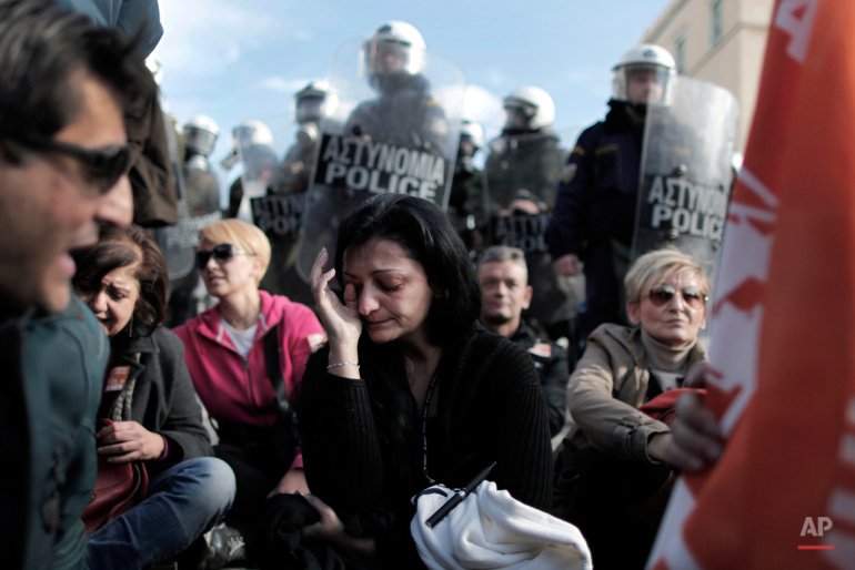 Η Ελλάδα στα χρόνια της διάσωσης: Η φτώχεια, τα συσσίτια και τα δακρυγόνα [εικόνες] | iefimerida.gr 3