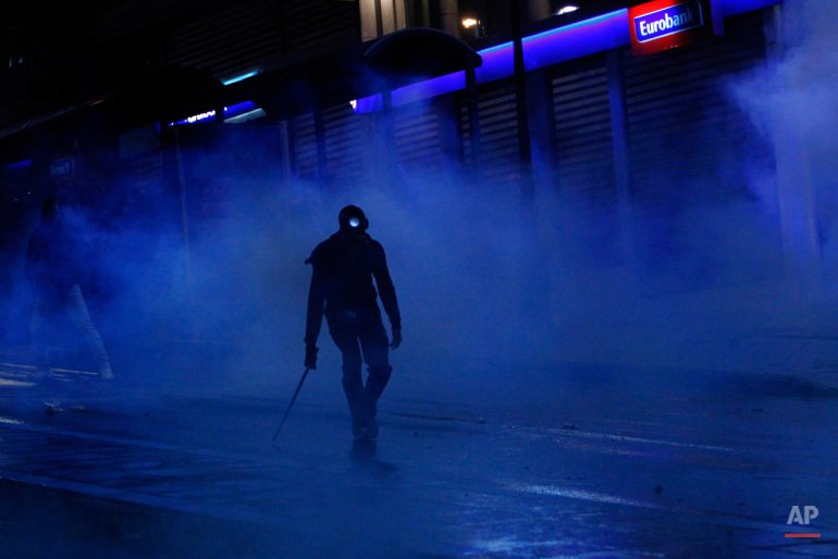 Η Ελλάδα στα χρόνια της διάσωσης: Η φτώχεια, τα συσσίτια και τα δακρυγόνα [εικόνες] | iefimerida.gr 7