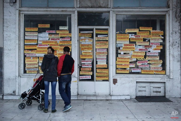 Η Ελλάδα στα χρόνια της διάσωσης: Η φτώχεια, τα συσσίτια και τα δακρυγόνα [εικόνες] | iefimerida.gr 11