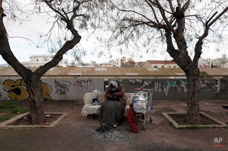 Η Ελλάδα στα χρόνια της διάσωσης: Η φτώχεια, τα συσσίτια και τα δακρυγόνα [εικόνες] | iefimerida.gr 12