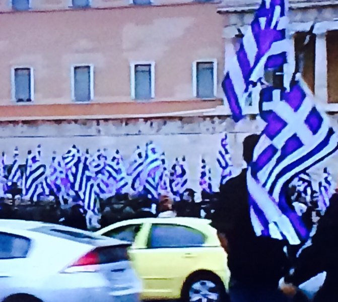 Χρυσαυγίτες στο Σύνταγμα -Περιμένουν την άφιξη του Μιχαλολιάκου για να ξεκινήσουν το σόου [εικόνες] | iefimerida.gr 1