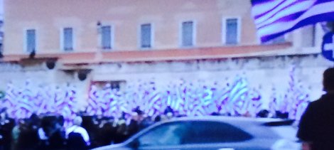 Χρυσαυγίτες στο Σύνταγμα -Περιμένουν την άφιξη του Μιχαλολιάκου για να ξεκινήσουν το σόου [εικόνες] | iefimerida.gr 2