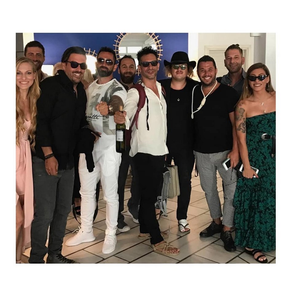 O γάμος του Γιώργου Χρανιώτη στην Τήνο -Με σανδάλια ο γαμπρός, ο Ντάνος έφερε τη νύφη [εικόνες] | iefimerida.gr 6