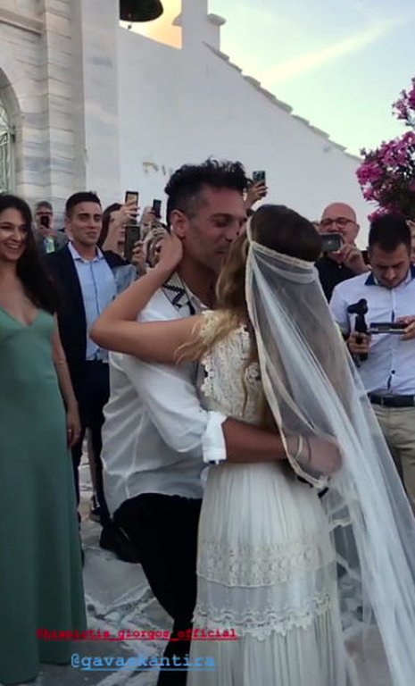 O γάμος του Γιώργου Χρανιώτη στην Τήνο -Με σανδάλια ο γαμπρός, ο Ντάνος έφερε τη νύφη [εικόνες] | iefimerida.gr 5