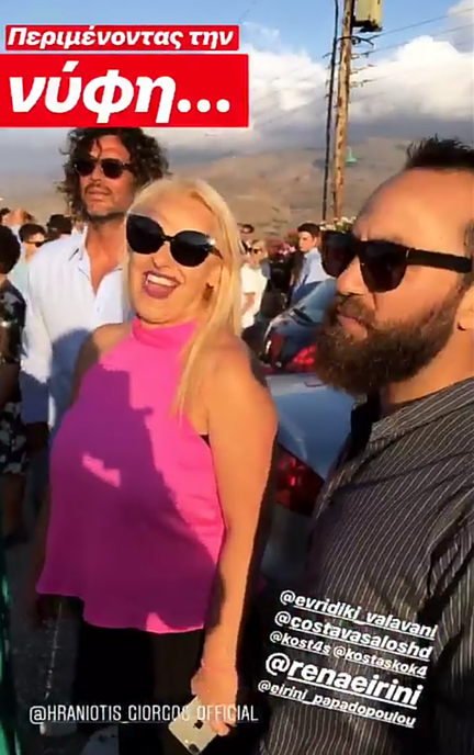 O γάμος του Γιώργου Χρανιώτη στην Τήνο -Με σανδάλια ο γαμπρός, ο Ντάνος έφερε τη νύφη [εικόνες] | iefimerida.gr 11