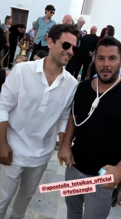 O γάμος του Γιώργου Χρανιώτη στην Τήνο -Με σανδάλια ο γαμπρός, ο Ντάνος έφερε τη νύφη [εικόνες] | iefimerida.gr 10