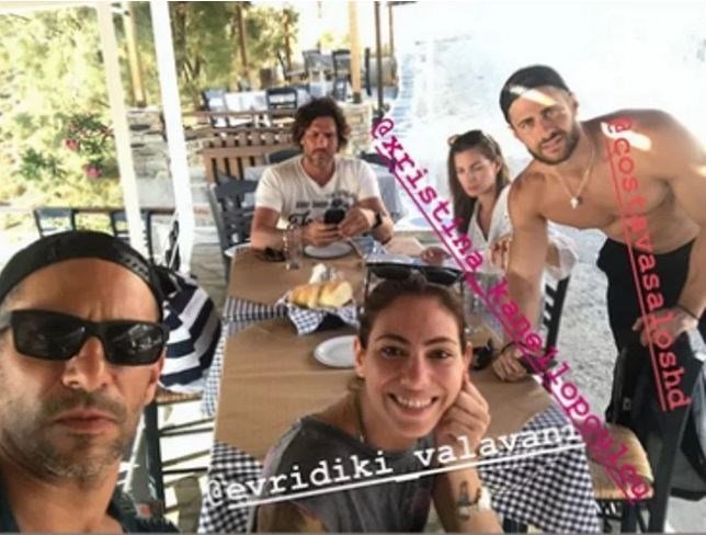 O γάμος του Γιώργου Χρανιώτη στην Τήνο -Με σανδάλια ο γαμπρός, ο Ντάνος έφερε τη νύφη [εικόνες] | iefimerida.gr 9