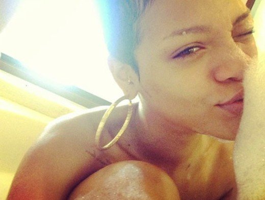 Η Ριάνα φωτογραφίζεται γυμνή στη μπανιέρα του ξενοδοχείου της στην Κρήτη [εικόνες] | iefimerida.gr 0